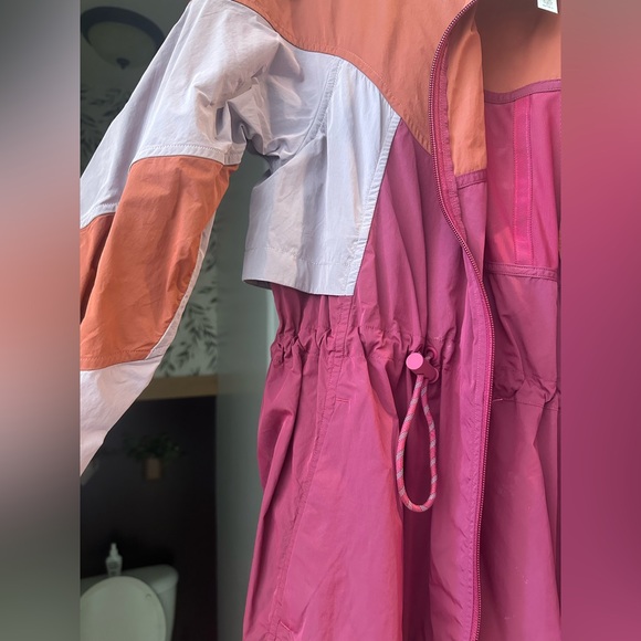 Lululemon Evergreen hooded rain jacket - Picture 3 of 6